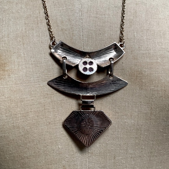 LONG GOLD TONE METAL STATEMENT NECKLACE WITH MOLDED PLASTIC JEWELS - Picture 3 of 6